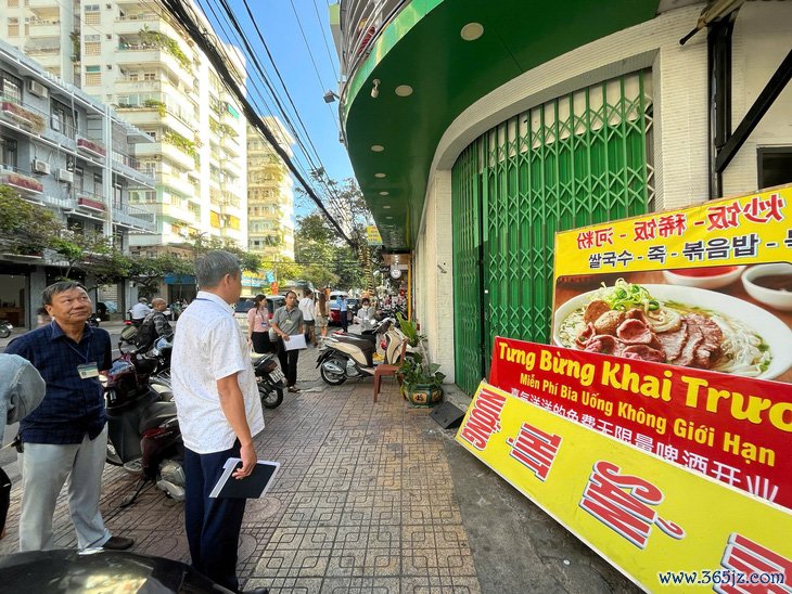 Sau 'chặt chém' thực khách là gỡ biển， đóng cửa - Ảnh 1.